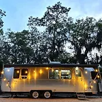 Large Home And 2 Airstream Glampers & Spa Midway To Tybee Beach & Downtown Savannah With Fast Wifi And More!